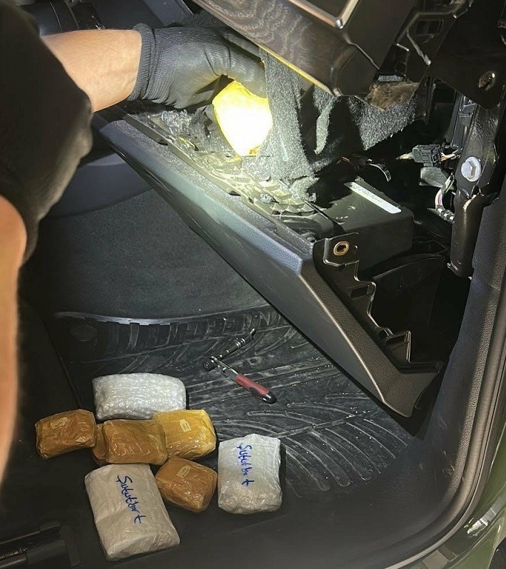 otomobilin gosterge panelinden gizli kasa cikti 32 kilogram altin ele gecti 3 R9CqNrl1