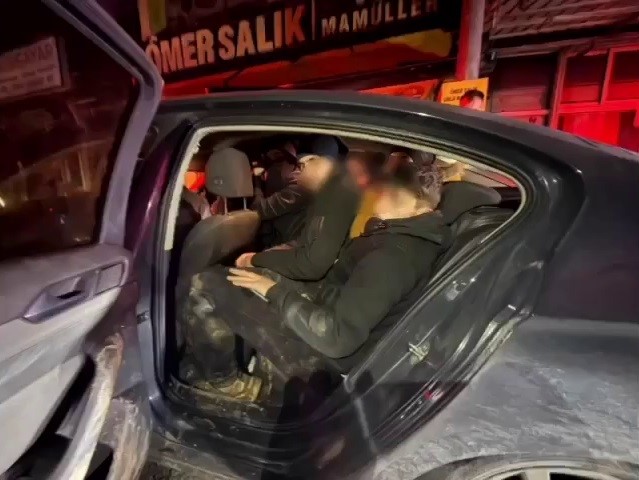 otomobilin icinden 10 kacak gocmen cikti 1 tutuklama 0 FdPVjbfs