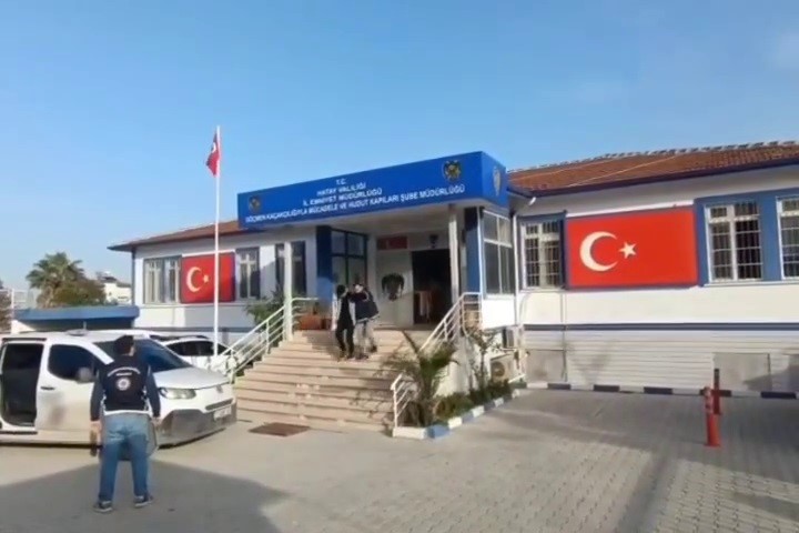 otomobilin icinden 10 kacak gocmen cikti 1 tutuklama 1 cfjZWZ2d