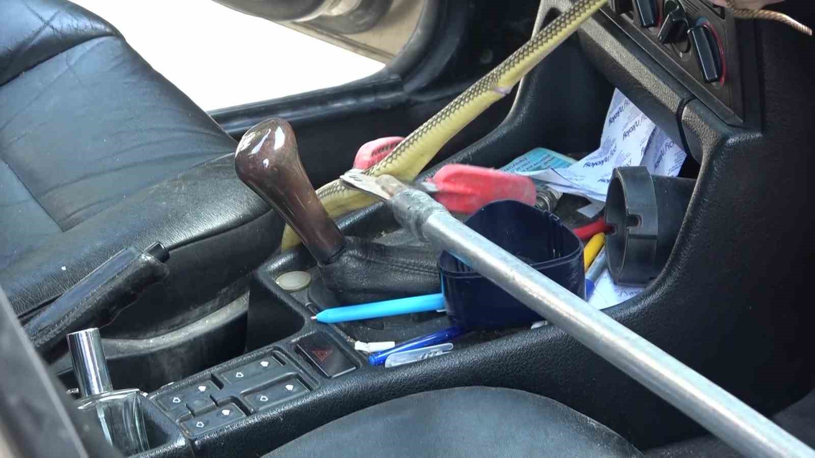 Otomobilin içine giren 1,5 metrelik yılanı itfaiye erleri yakaladı 5 otomobilin icine giren 15 metrelik yilani itfaiye erleri yakaladi 1
