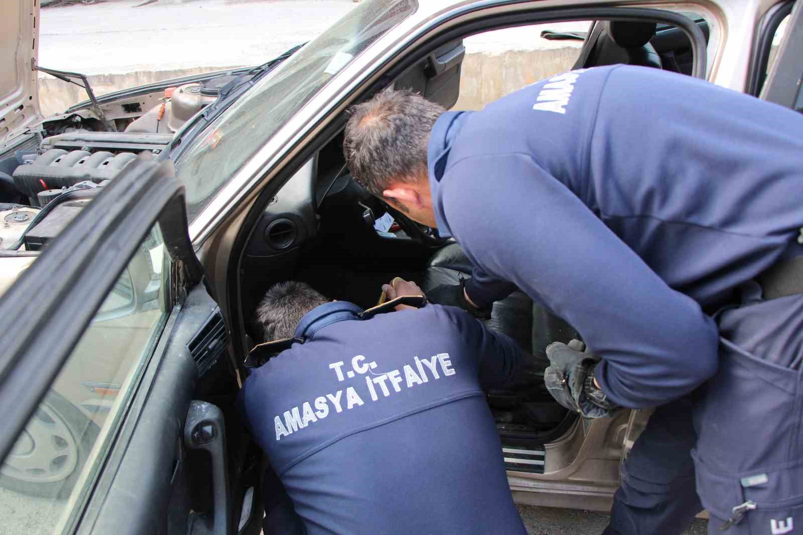 Otomobilin içine giren 1,5 metrelik yılanı itfaiye erleri yakaladı 10 otomobilin icine giren 15 metrelik yilani itfaiye erleri yakaladi 6 PGgrpkYq