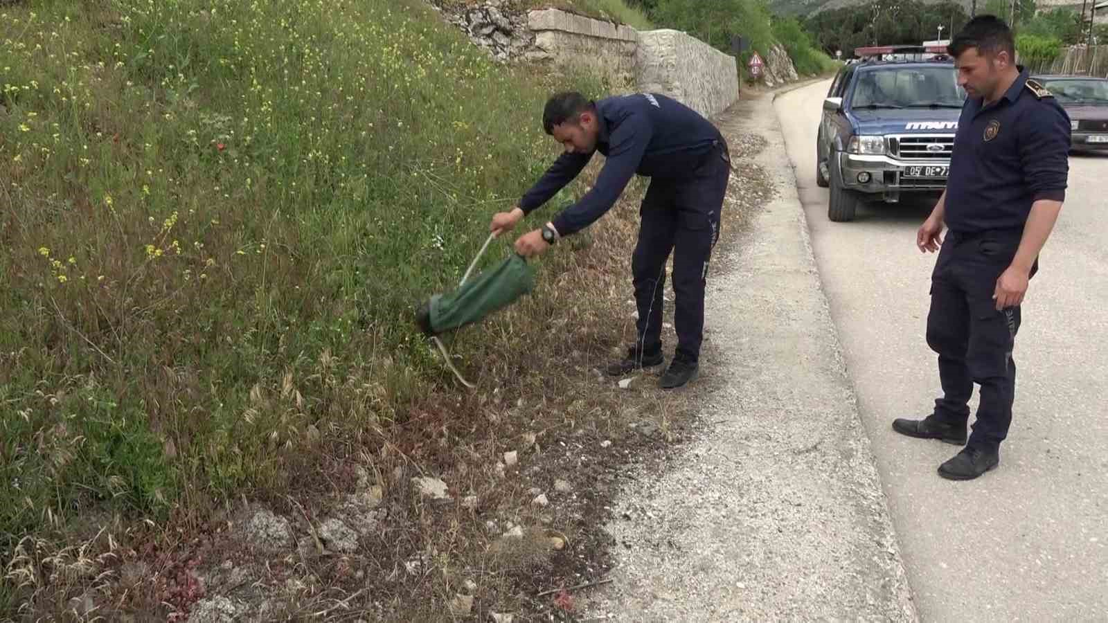 Otomobilin içine giren 1,5 metrelik yılanı itfaiye erleri yakaladı 11 otomobilin icine giren 15 metrelik yilani itfaiye erleri yakaladi 7 9FEMHdhp