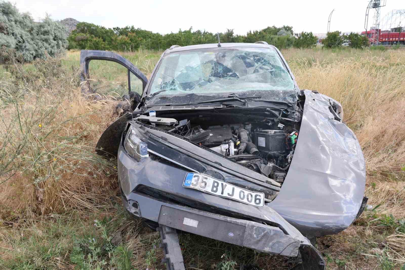 otomobilin kagit gibi savruldugu kazada 4 kisi yaralandi 2 VkRnqWAf