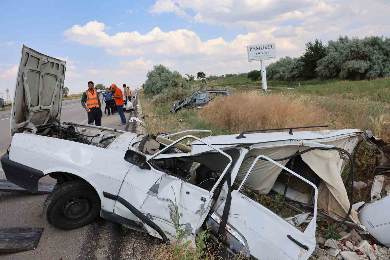 otomobilin kagit gibi savruldugu kazada 4 kisi yaralandi 3 Muky9Qmv