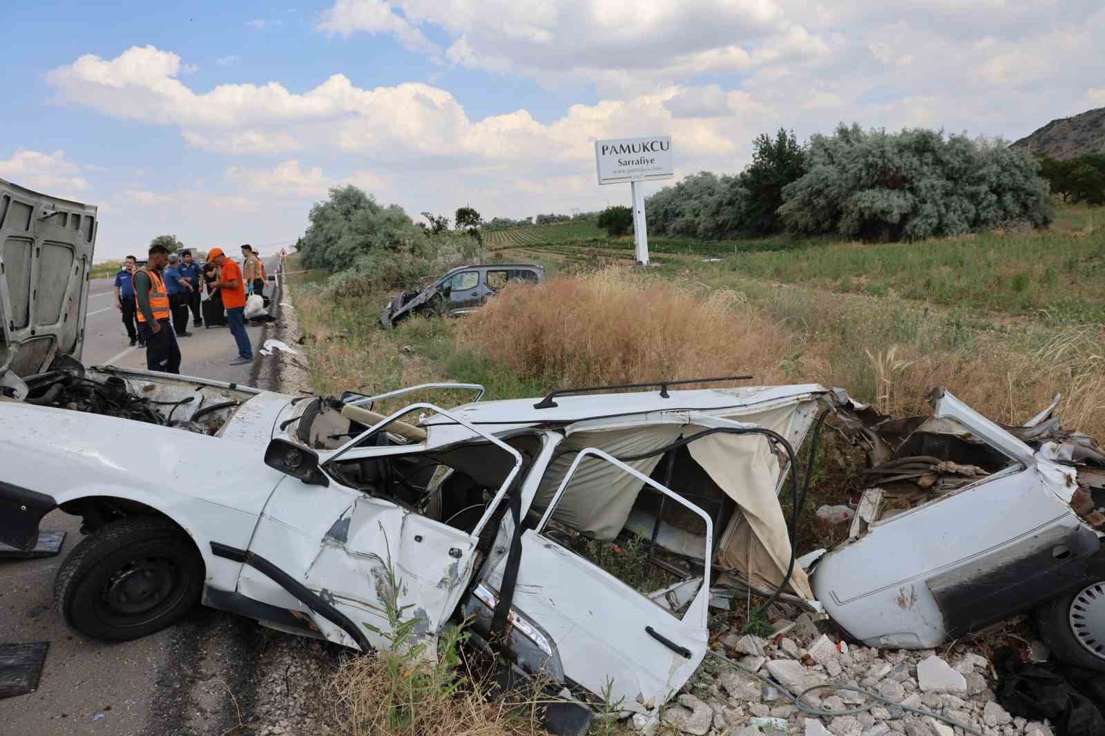 otomobilin kagit gibi savruldugu kazada 4 kisi yaralandi 4 5GIsnwHv