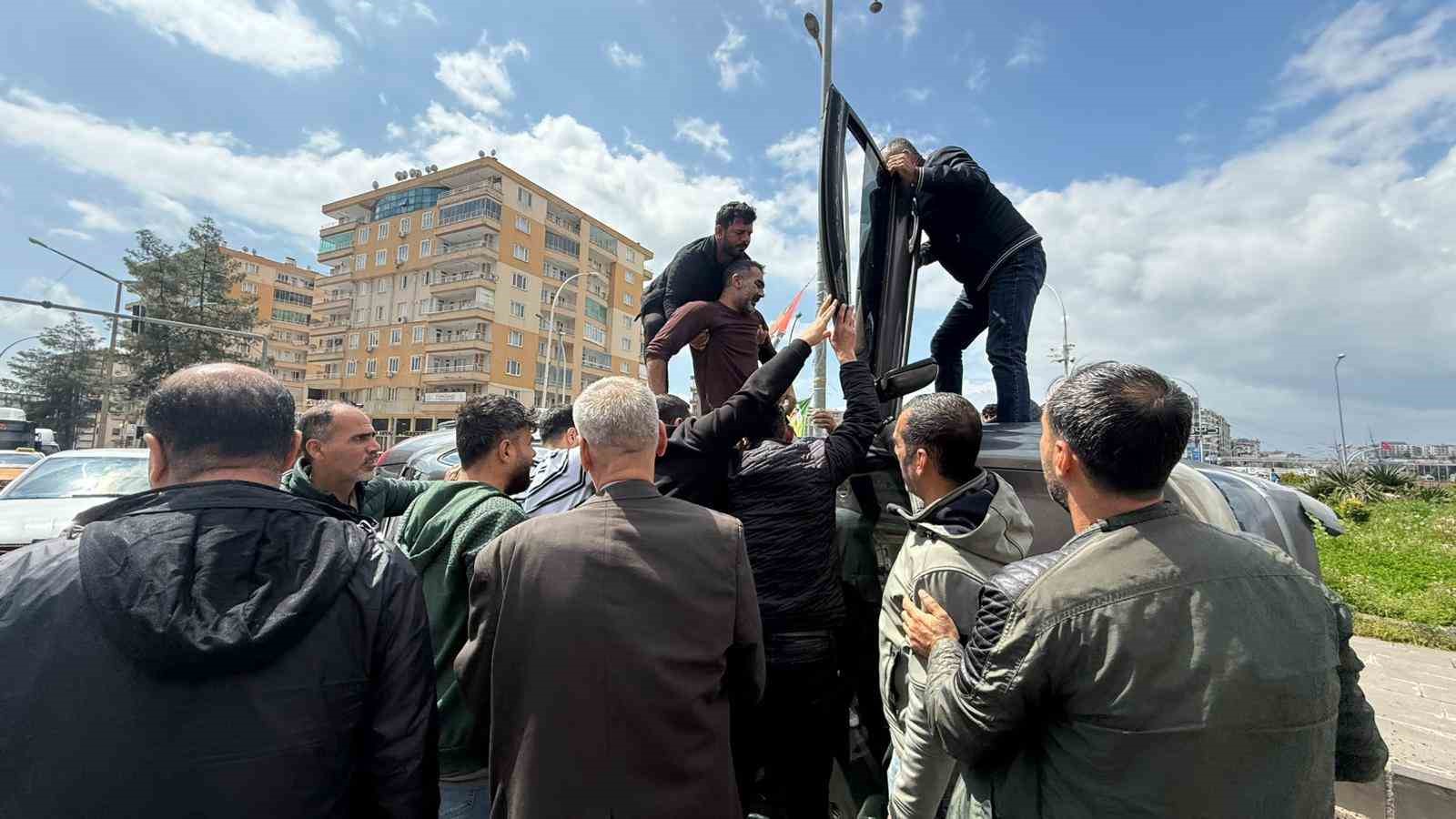 otomobilin kaldirima carpip yan yatmasi arac kamerasina yansidi 0 32OAT6Jn