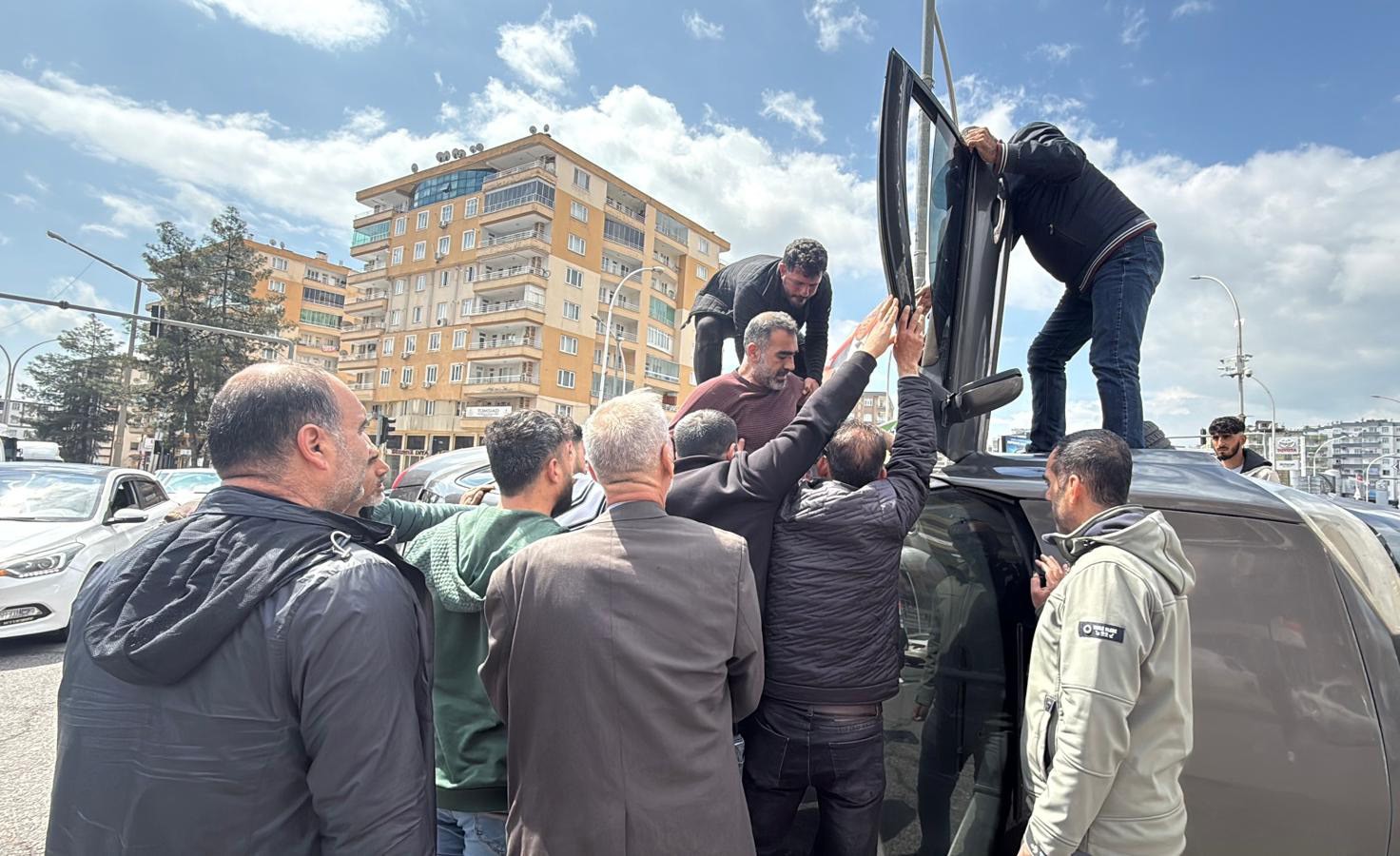 otomobilin kaldirima carpip yan yatmasi arac kamerasina yansidi 1 IUhwA8dT