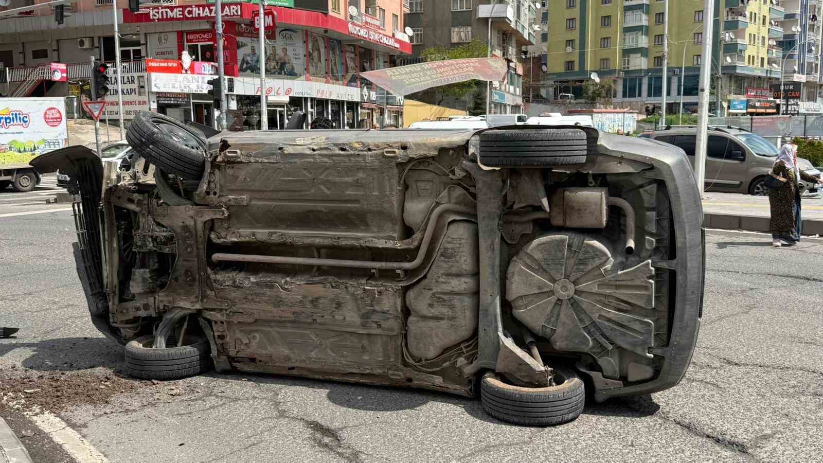 otomobilin kaldirima carpip yan yatmasi arac kamerasina yansidi 2 3lBNApAj