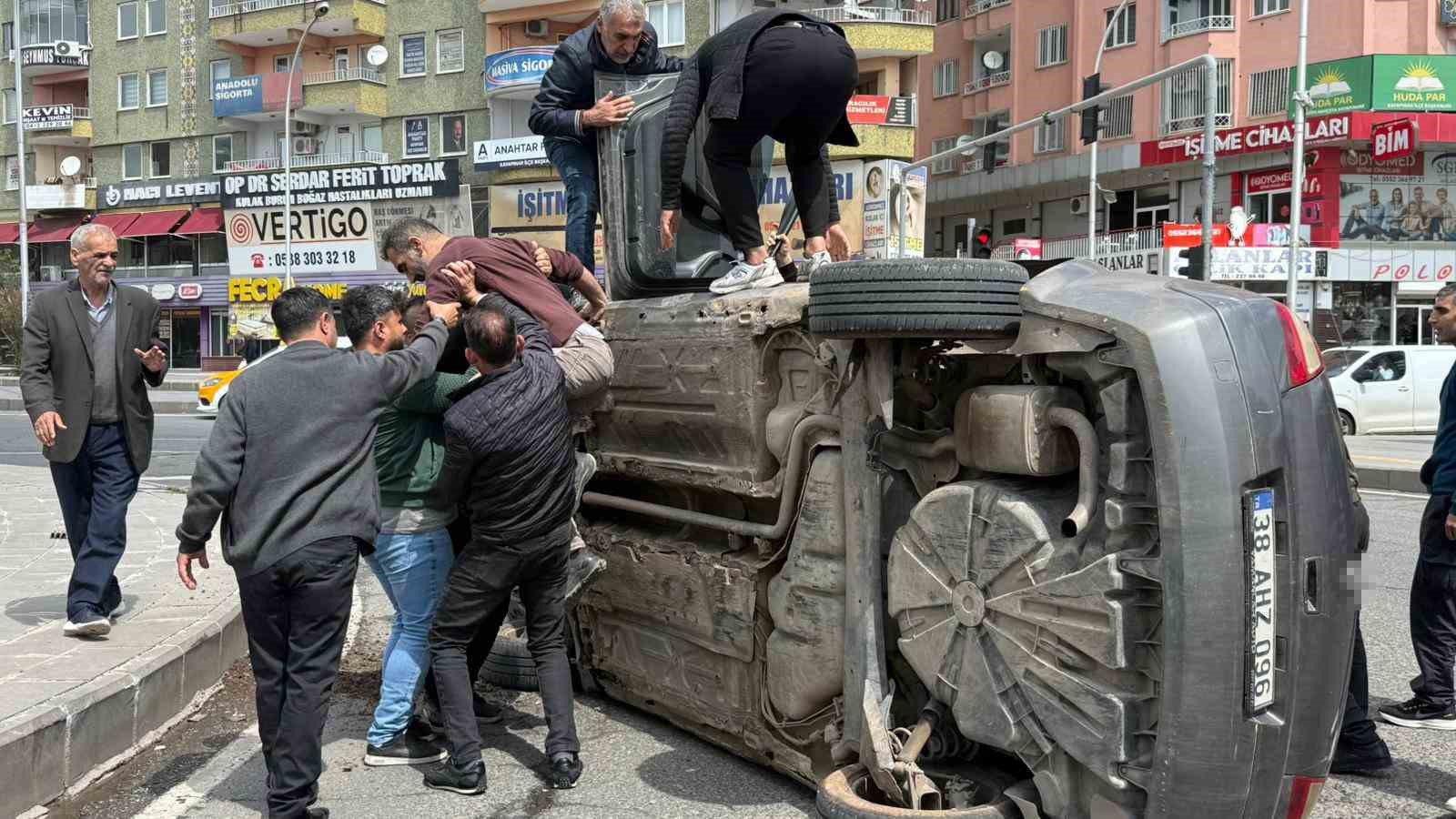 otomobilin kaldirima carpip yan yatmasi arac kamerasina yansidi 3 a1Z5ajtc