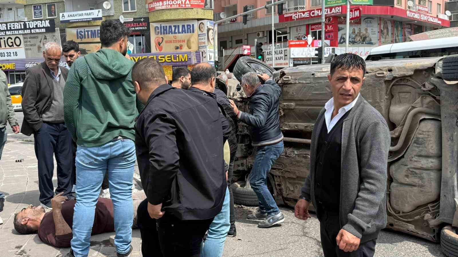 otomobilin kaldirima carpip yan yatmasi arac kamerasina yansidi 4 hzyMEAHq