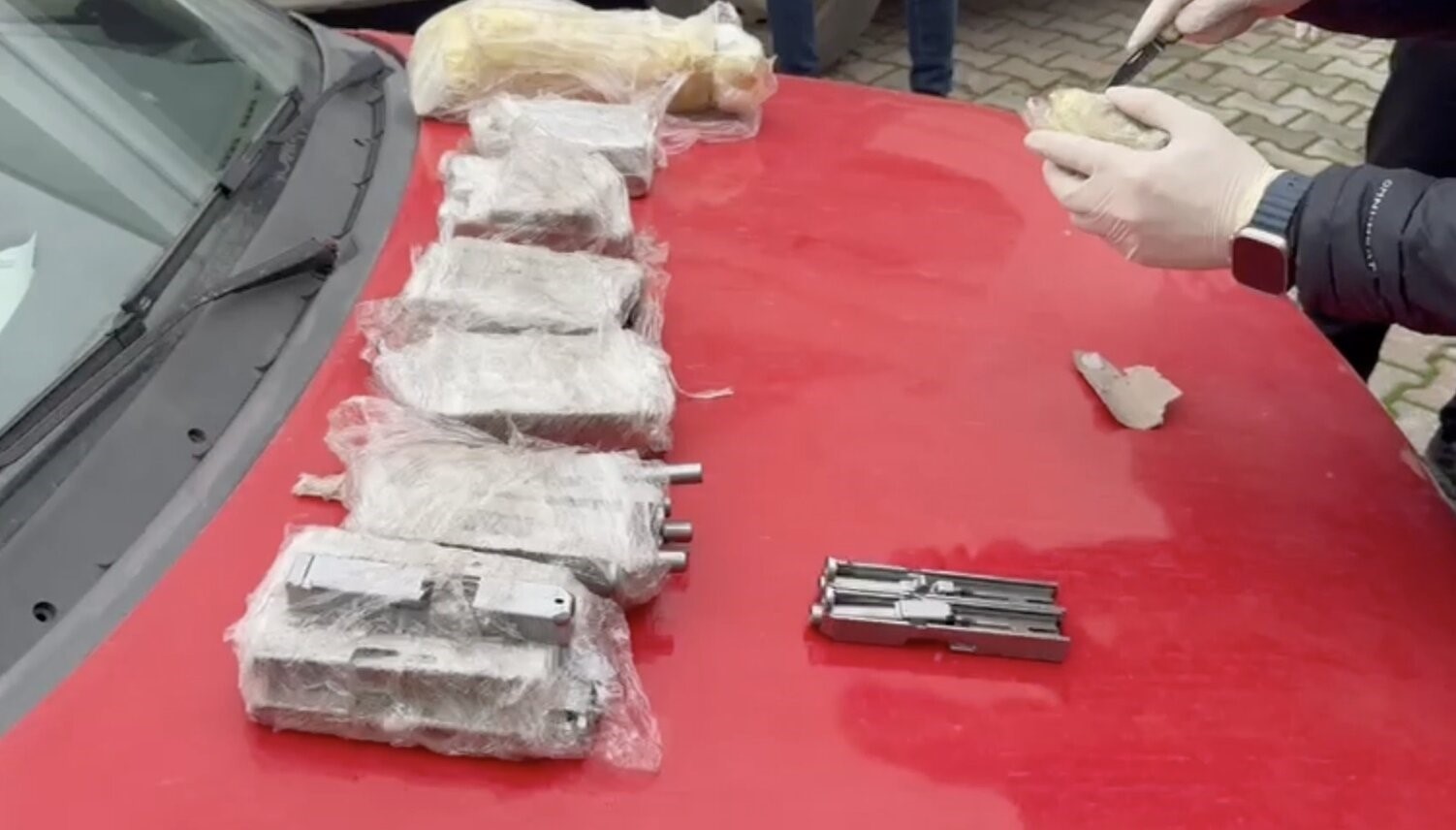 Otomobilin kapılarına zulalanmış cephanelik polis ekiplerince yakalandı 4 otomobilin kapilarina zulalanmis cephanelik polis ekiplerince yakalandi 0 XjqrtU8q