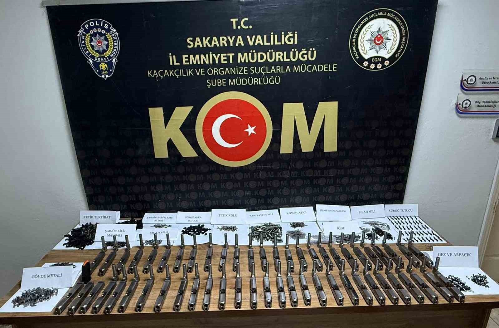 Otomobilin kapılarına zulalanmış cephanelik polis ekiplerince yakalandı 8 otomobilin kapilarina zulalanmis cephanelik polis ekiplerince yakalandi 4 nMUFvwp2