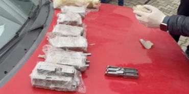 otomobilin-kapilarina-zulalanmis-cephanelik-polis-ekiplerince-yakalandi-d3iITxQS.jpg