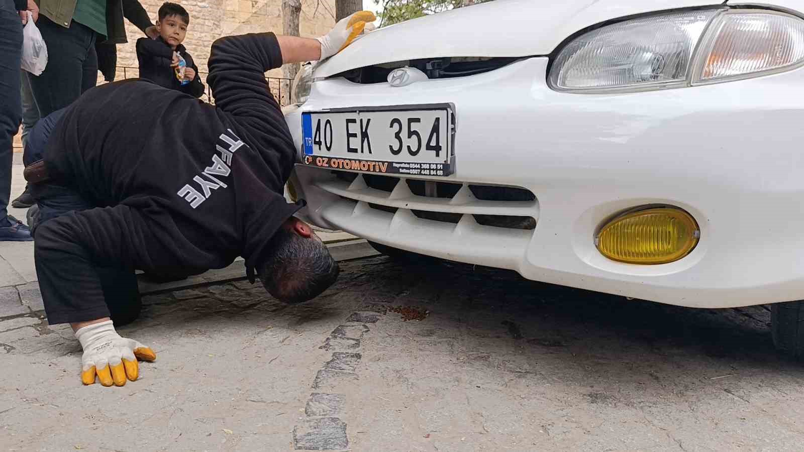 otomobilin kaputuna giren kediyi itfaiye ekipleri kurtardi 1 HEVkX2sv