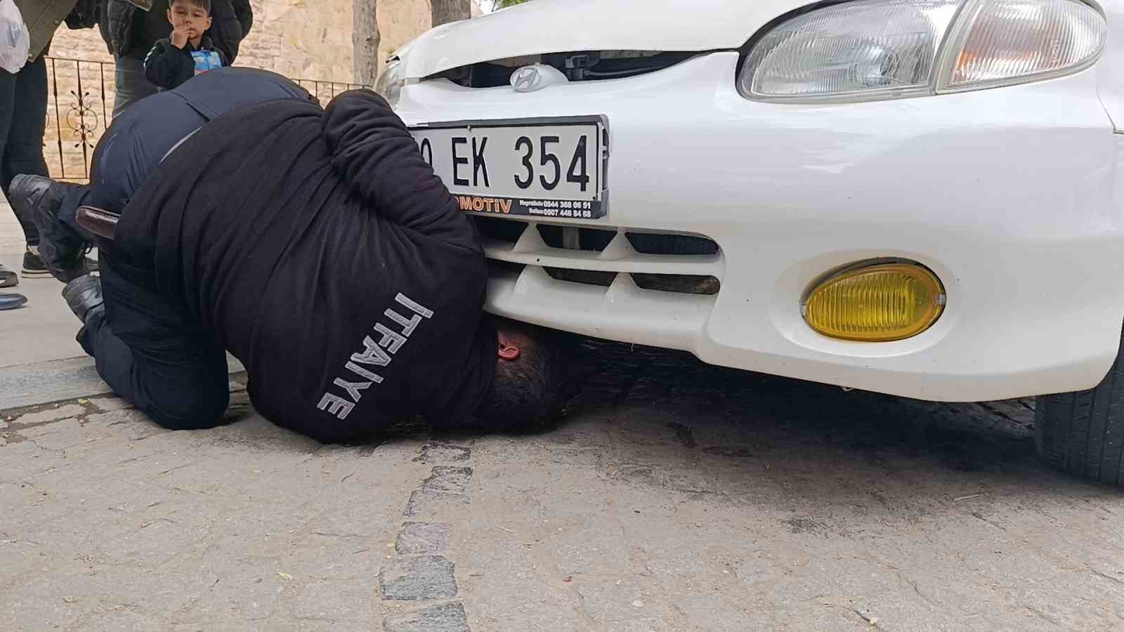 otomobilin kaputuna giren kediyi itfaiye ekipleri kurtardi 2 G8vTFQU3