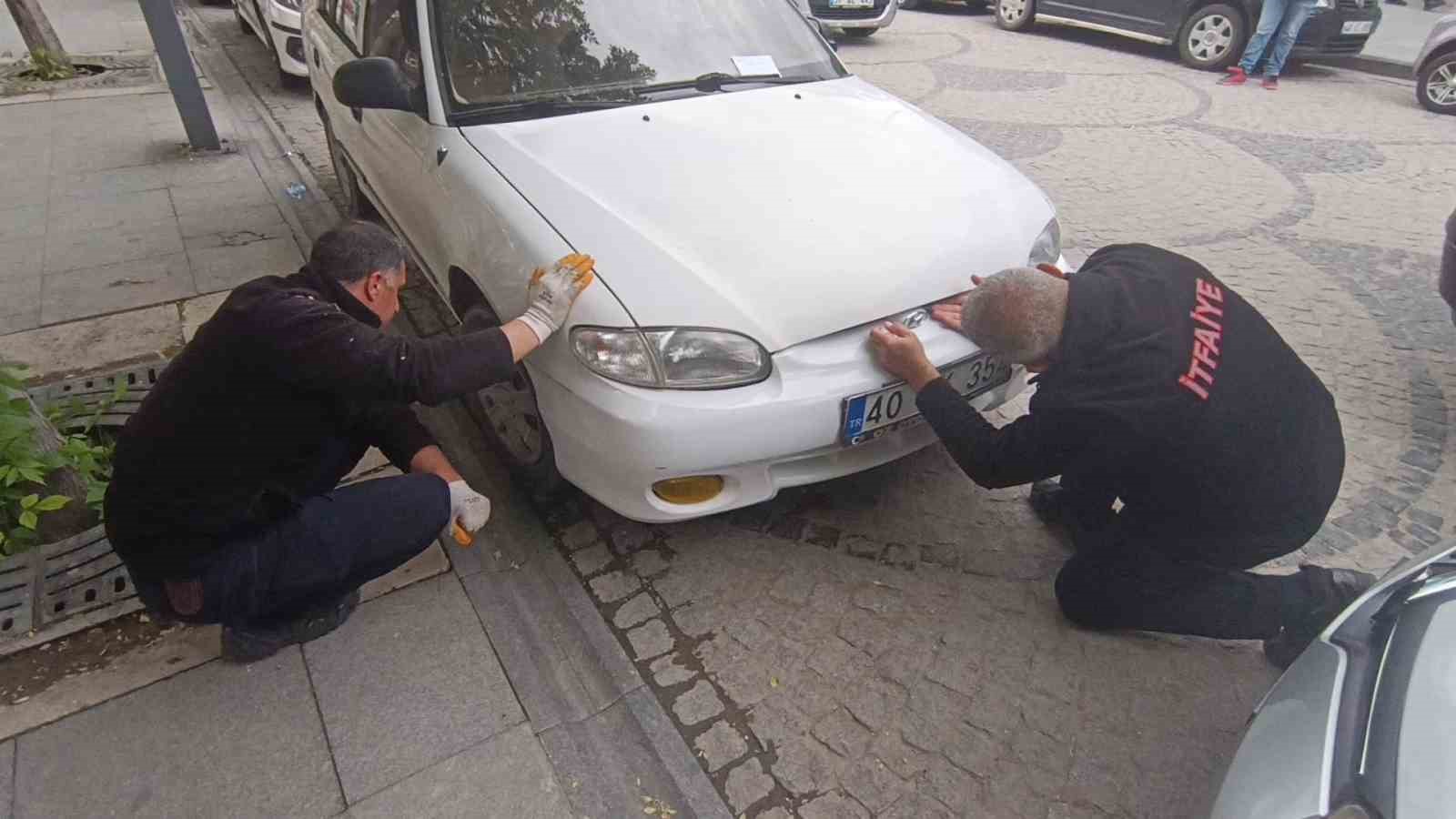 otomobilin kaputuna giren kediyi itfaiye ekipleri kurtardi 3 gTWmJSeP