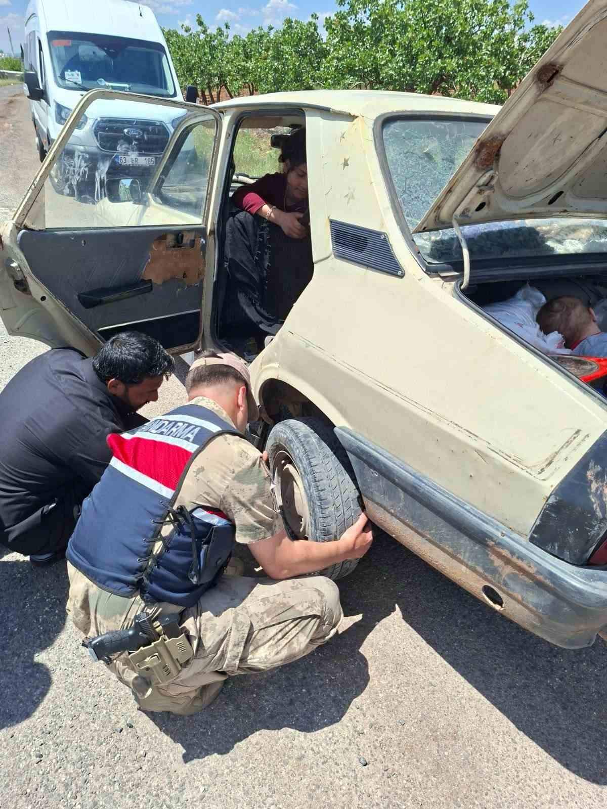 otomobilin lastigini jandarma degistirdi 0 pz5JJVnn