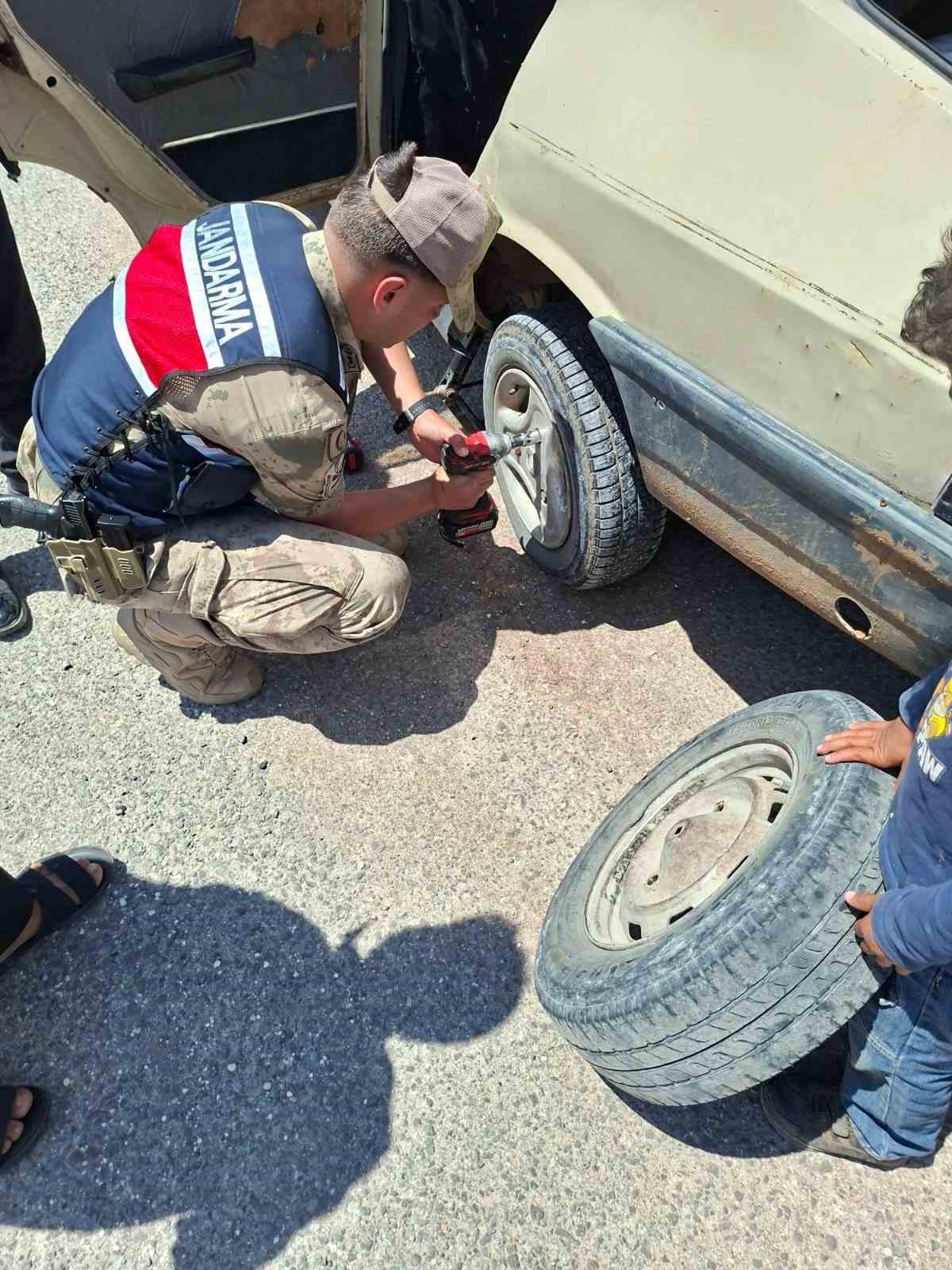 otomobilin lastigini jandarma degistirdi 1 FnySzTy1