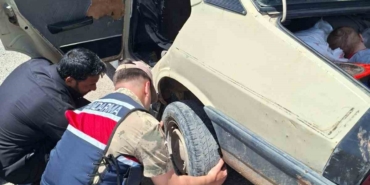otomobilin-lastigini-jandarma-degistirdi-fu3KcUUZ.jpg