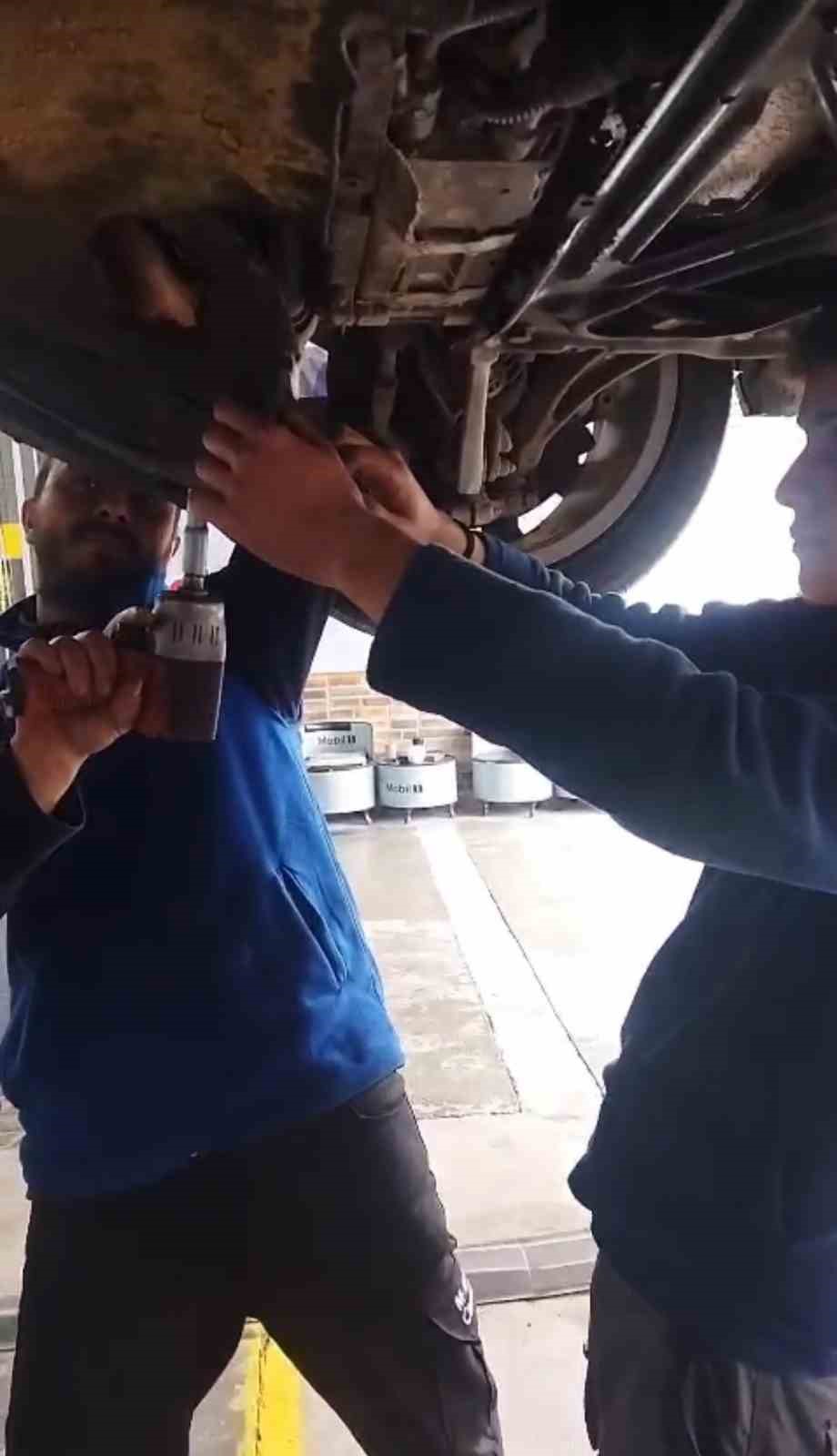 otomobilin motoruna giren yavru kedi kurtarildi 2 5a1tdmkg