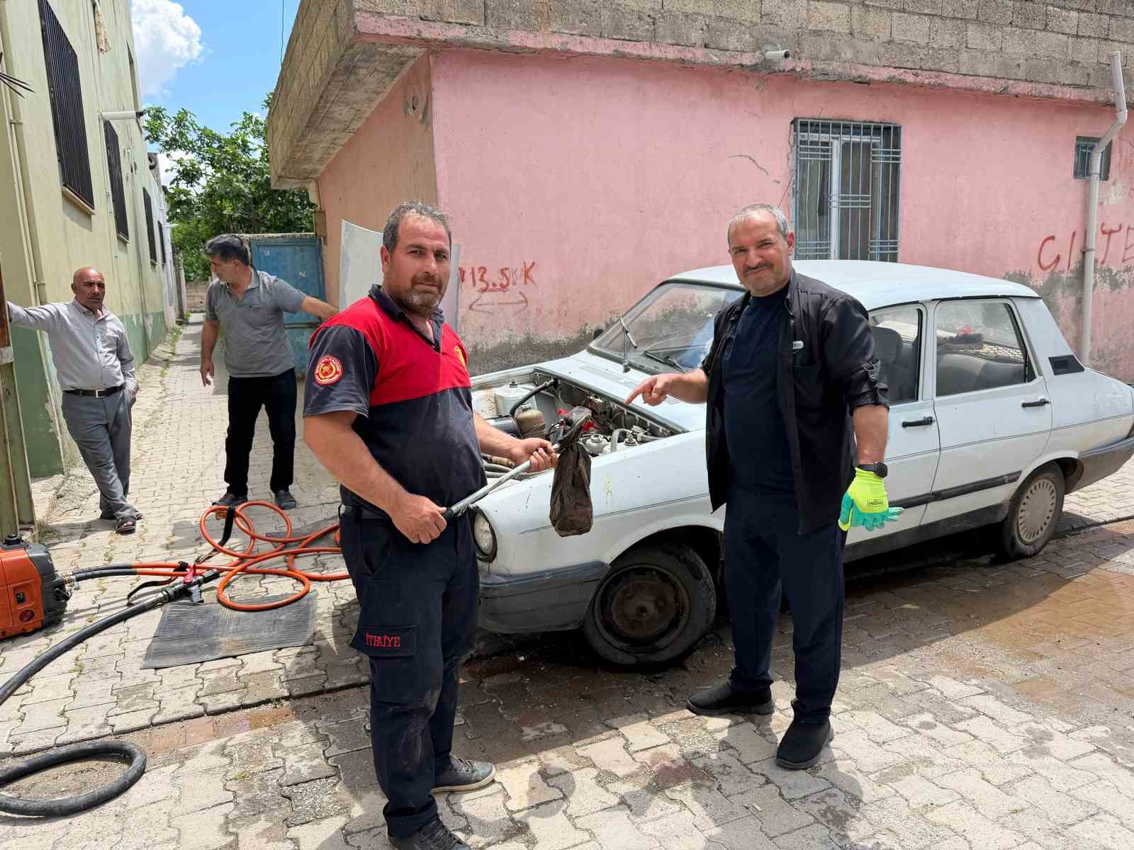 otomobilin motoruna giren yilani itfaiye cikardi 0 8ItKGiWc