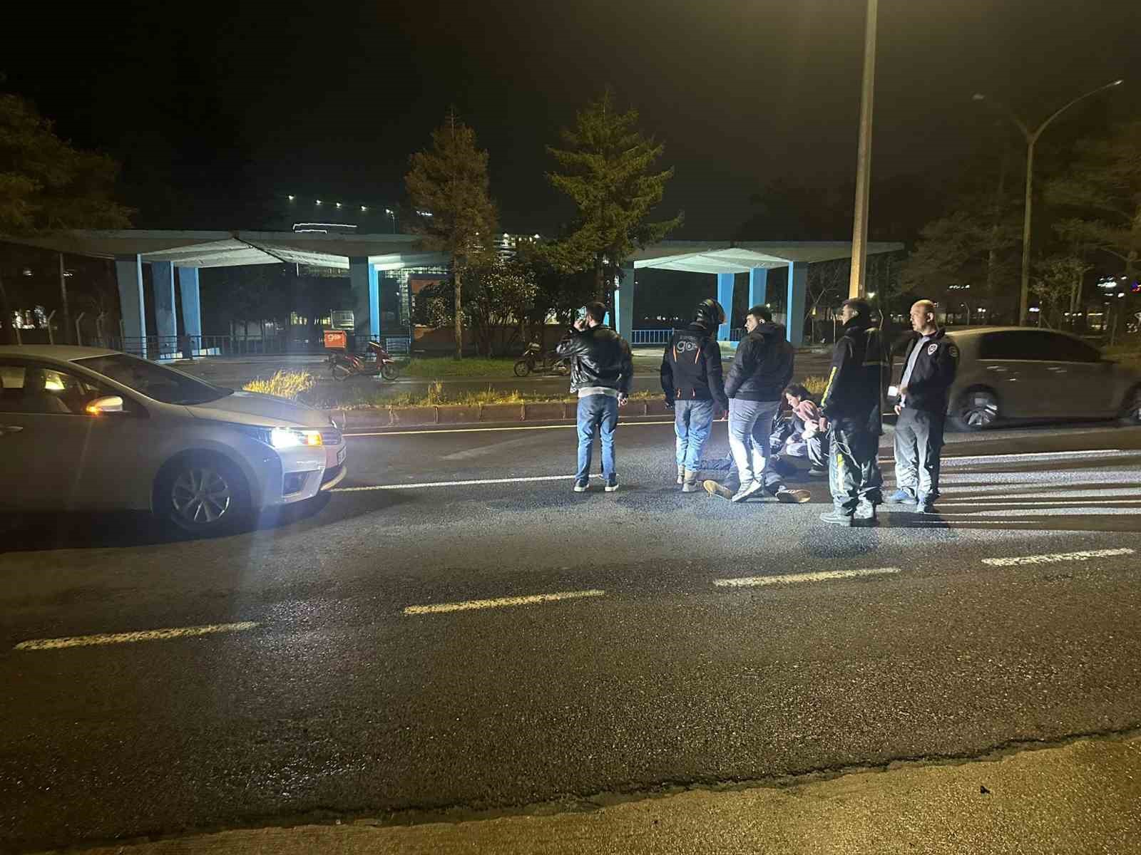 Otomobilin önüne atlayan genç yaralandı 4 otomobilin onune atlayan genc yaralandi 0