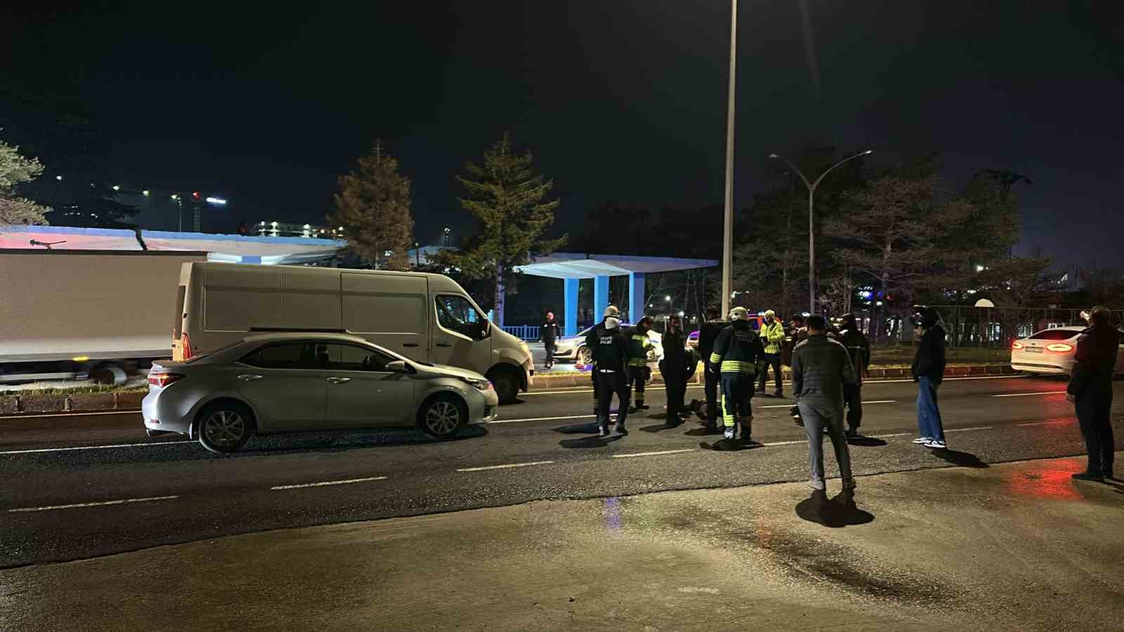 Otomobilin önüne atlayan genç yaralandı 5 otomobilin onune atlayan genc yaralandi 1 V15yDvXg