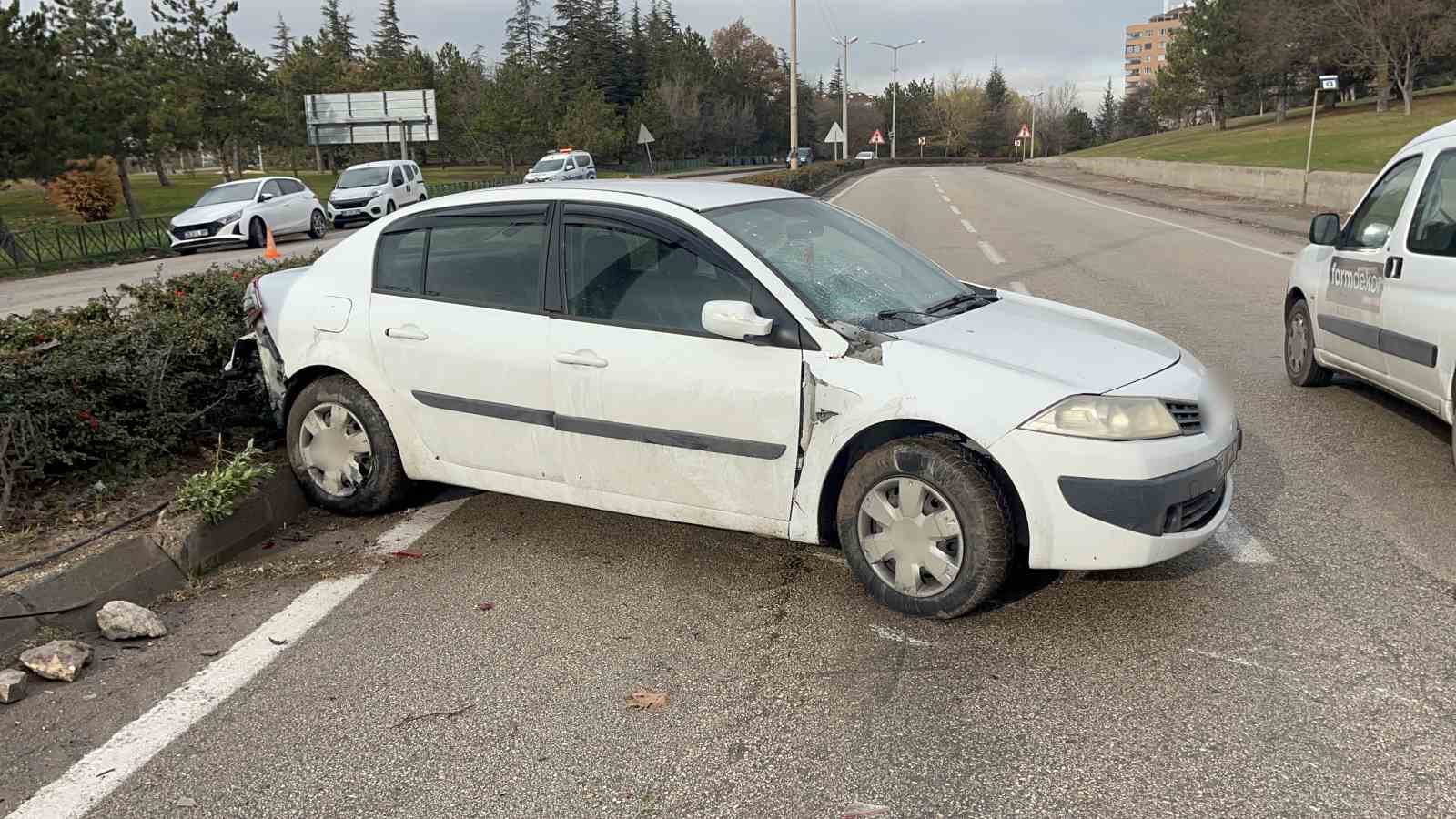 Otomobilin refüjde çarptığı kadınlara karşıdan gelen otomobil de çarptı: 1 ölü, 1 yaralı 4 otomobilin refujde carptigi kadinlara karsidan gelen otomobil de carpti 1 olu 1 yarali 0 CcH44ryz