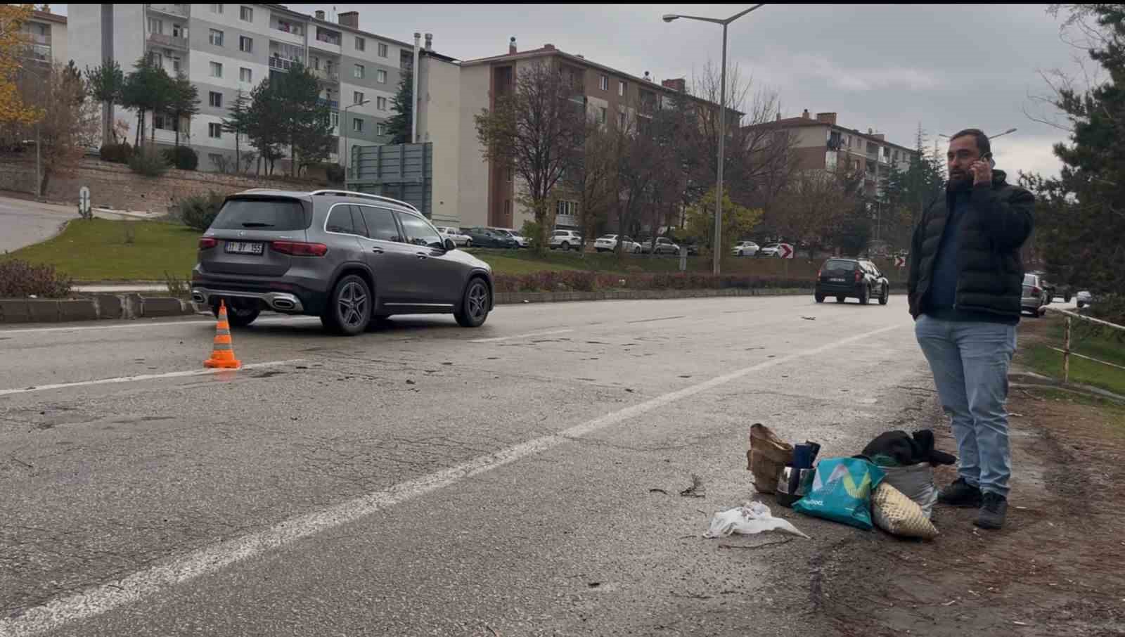 Otomobilin refüjde çarptığı kadınlara karşıdan gelen otomobil de çarptı: 1 ölü, 1 yaralı 5 otomobilin refujde carptigi kadinlara karsidan gelen otomobil de carpti 1 olu 1 yarali 1