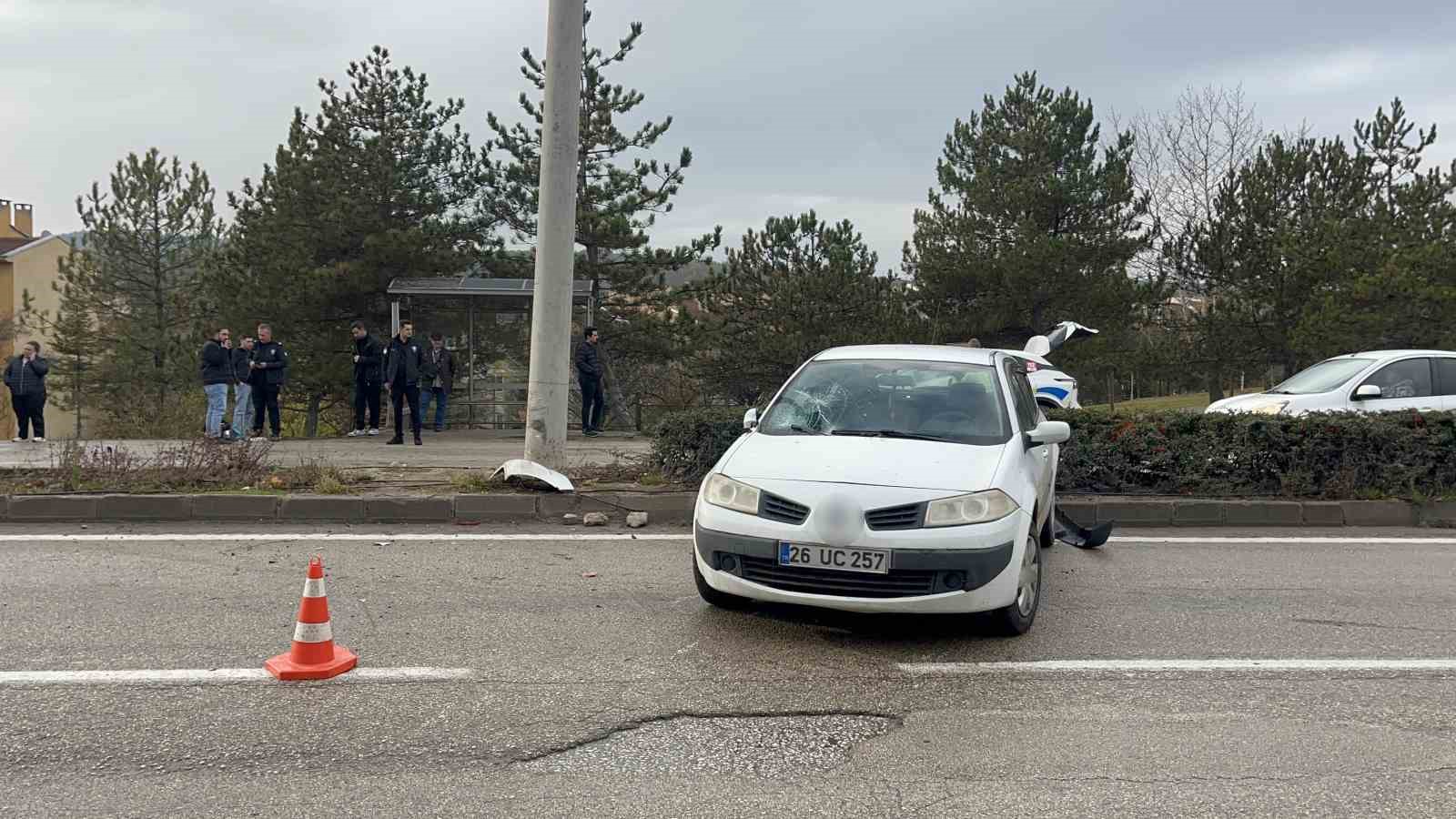 Otomobilin refüjde çarptığı kadınlara karşıdan gelen otomobil de çarptı: 1 ölü, 1 yaralı 6 otomobilin refujde carptigi kadinlara karsidan gelen otomobil de carpti 1 olu 1 yarali 2 ngcIcaLk