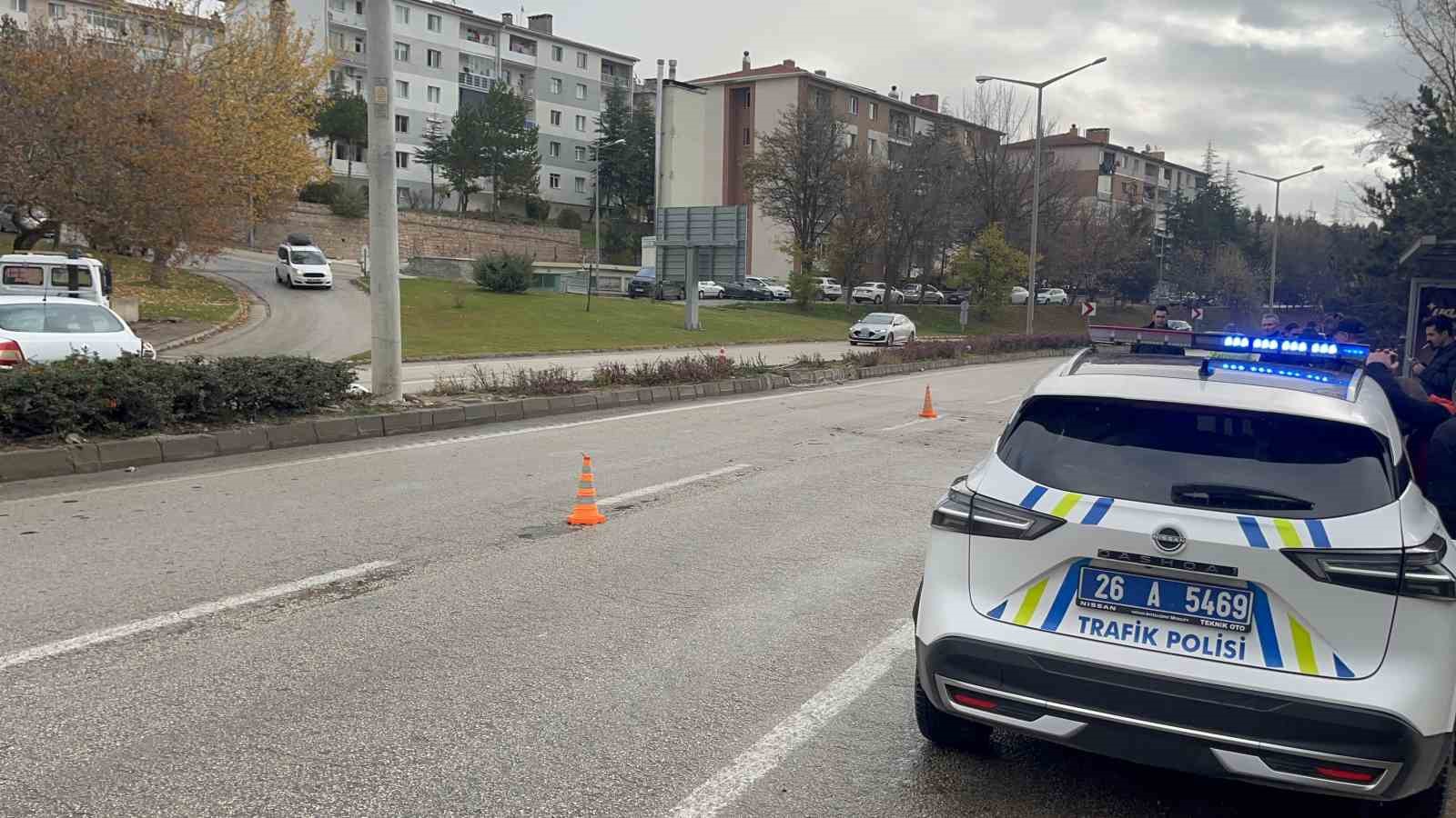 Otomobilin refüjde çarptığı kadınlara karşıdan gelen otomobil de çarptı: 1 ölü, 1 yaralı 8 otomobilin refujde carptigi kadinlara karsidan gelen otomobil de carpti 1 olu 1 yarali 4 zhyL1Bcz