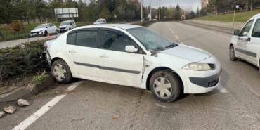 otomobilin-refujde-carptigi-kadinlara-karsidan-gelen-otomobil-de-carpti-1-olu-1-yarali-KUJ1pLha.jpg