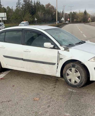 otomobilin-refujde-carptigi-kadinlara-karsidan-gelen-otomobil-de-carpti-1-olu-1-yarali-KUJ1pLha.jpg