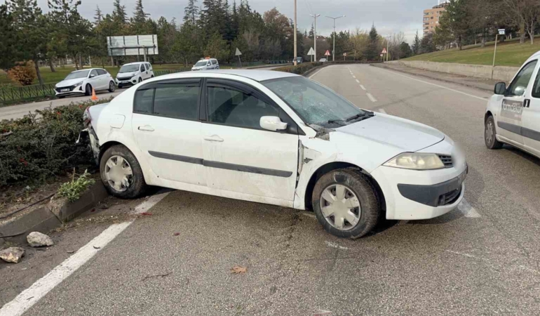 otomobilin-refujde-carptigi-kadinlara-karsidan-gelen-otomobil-de-carpti-1-olu-1-yarali-KUJ1pLha.jpg