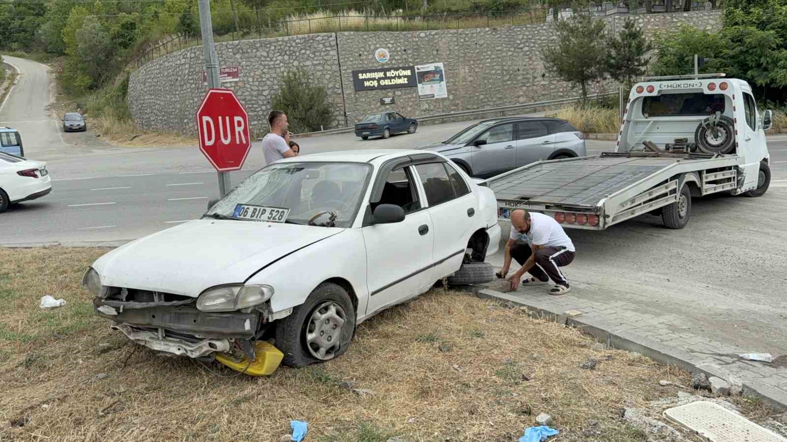 Otomobilin refüje çıktığı kaza maddi hasarla atlatıldı 5 otomobilin refuje ciktigi kaza maddi hasarla atlatildi 1 izTuCHIm