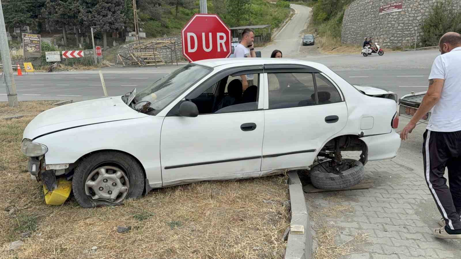 Otomobilin refüje çıktığı kaza maddi hasarla atlatıldı 6 otomobilin refuje ciktigi kaza maddi hasarla atlatildi 2 pG3C4q7i
