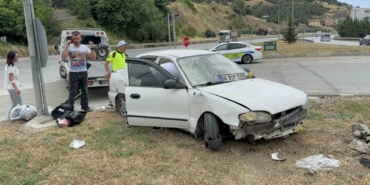 otomobilin-refuje-ciktigi-kaza-maddi-hasarla-atlatildi-LrJFEJqs.jpg