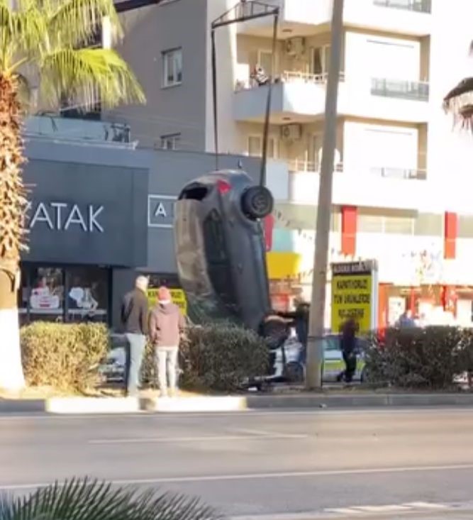 otomobilin takla atip ters dondugu anlar kameraya yansidi 0 hWugc28U