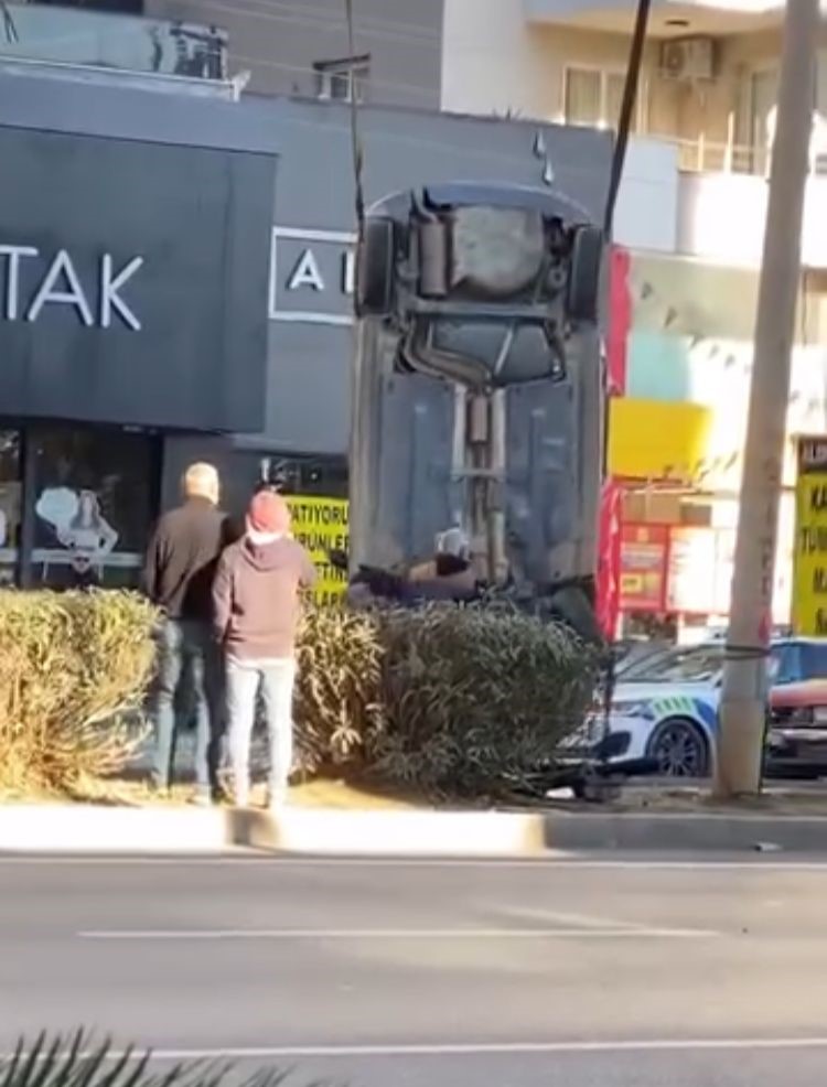 otomobilin takla atip ters dondugu anlar kameraya yansidi 1 naqyp6zm