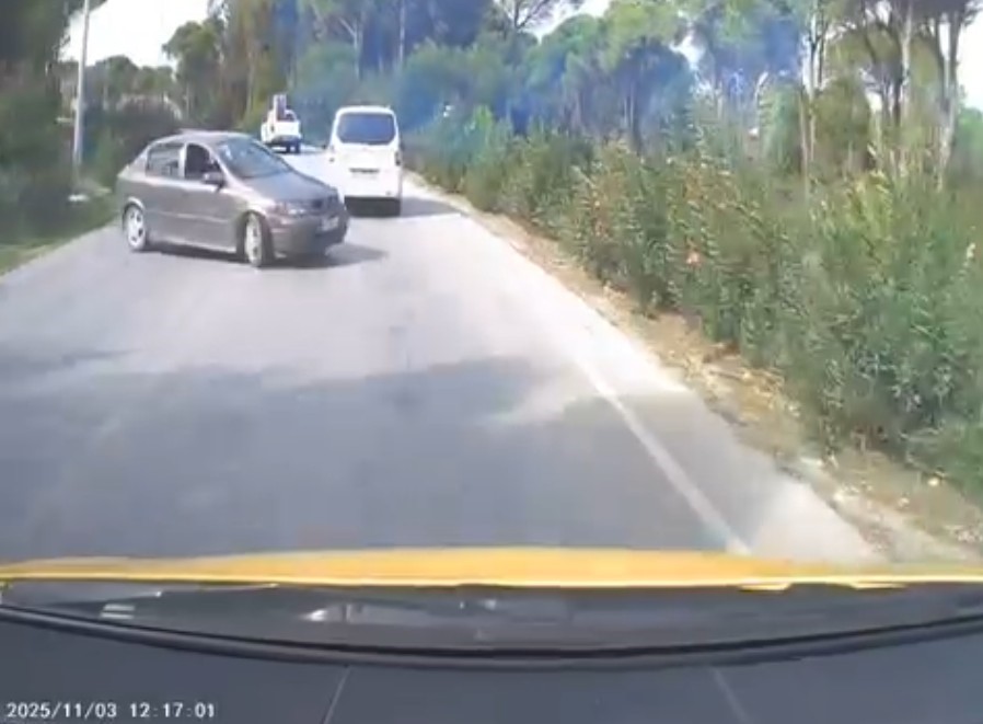 otomobilin ticari taksiye carpma ani arac kamerasina yansidi 2 yarali 0 w16vWcWN