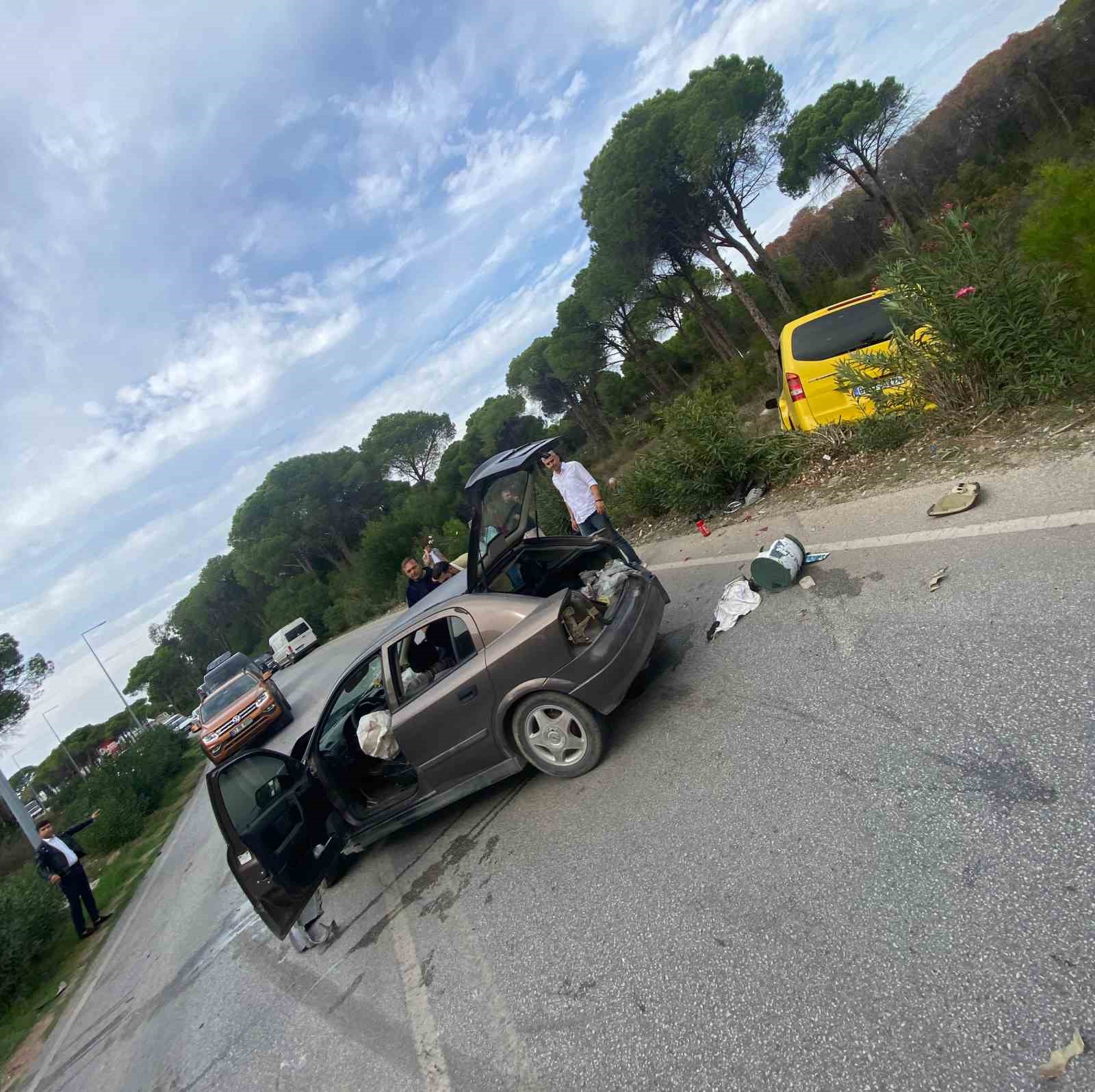 otomobilin ticari taksiye carpma ani arac kamerasina yansidi 2 yarali 2