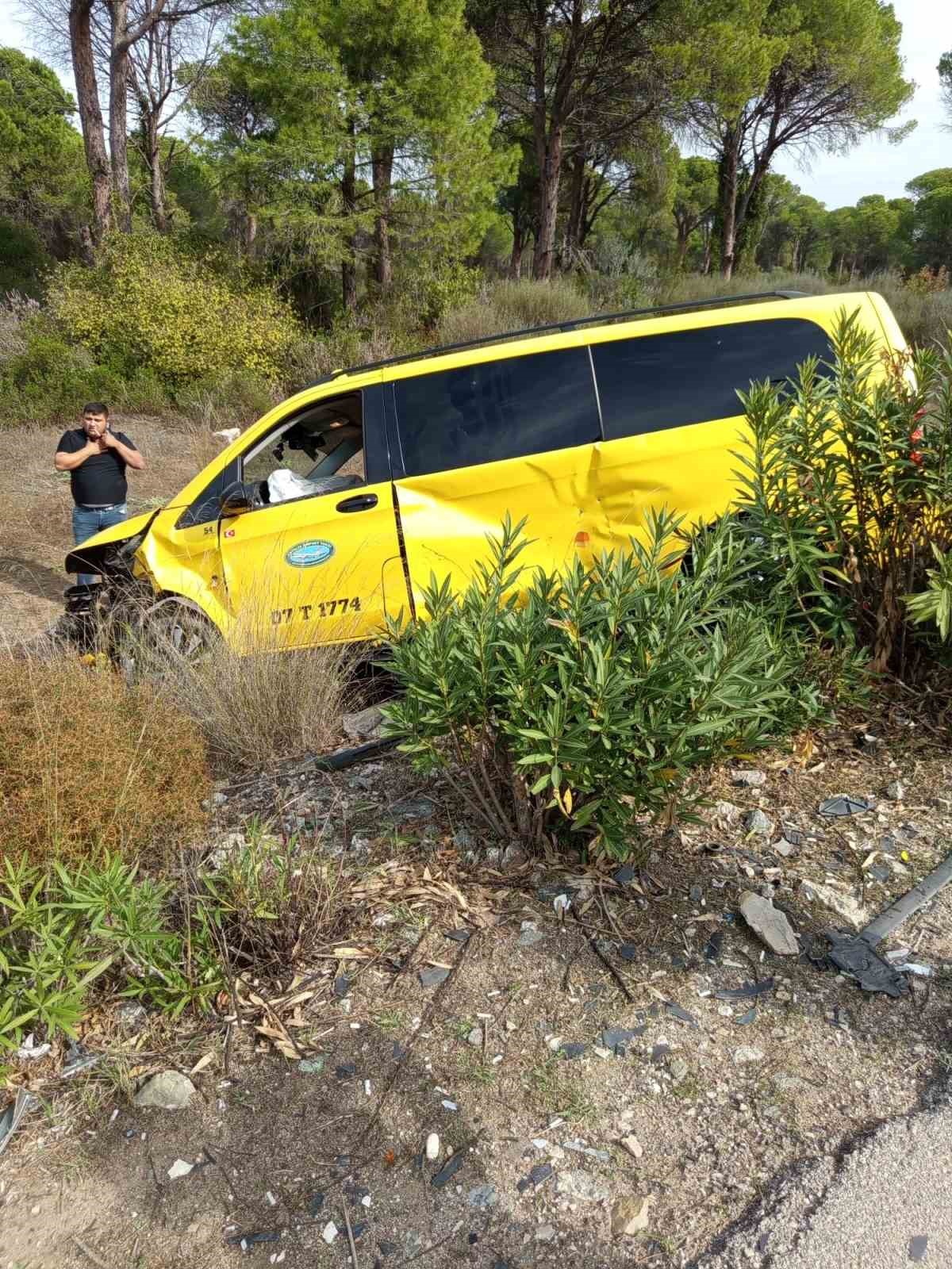 otomobilin ticari taksiye carpma ani arac kamerasina yansidi 2 yarali 3