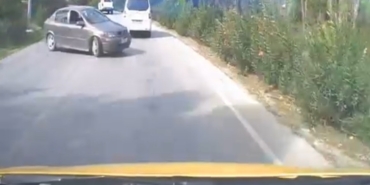 otomobilin-ticari-taksiye-carpma-ani-arac-kamerasina-yansidi-2-yarali-bvgjXxB4.jpg