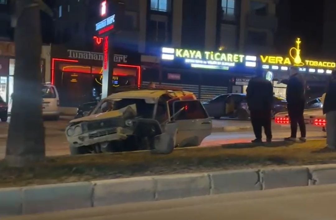 otomobilin tira arkadan carpmasi saniye saniye goruntulendi 1