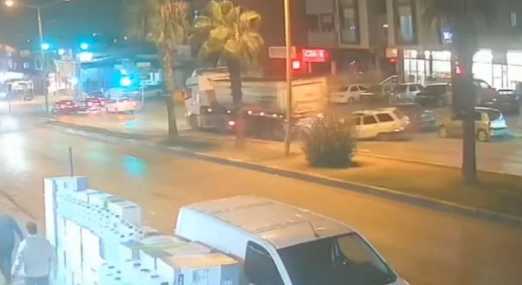 otomobilin tira arkadan carpmasi saniye saniye goruntulendi 3 zaMwbhBY
