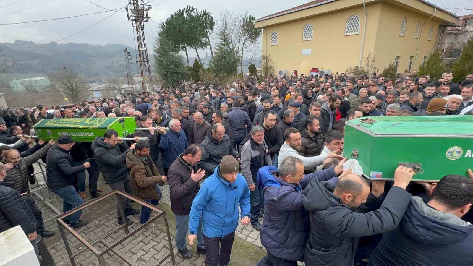 otomobilin tira ok gibi saplandigi kaza guvenlik kamerasinda 1 t2NIdi6K