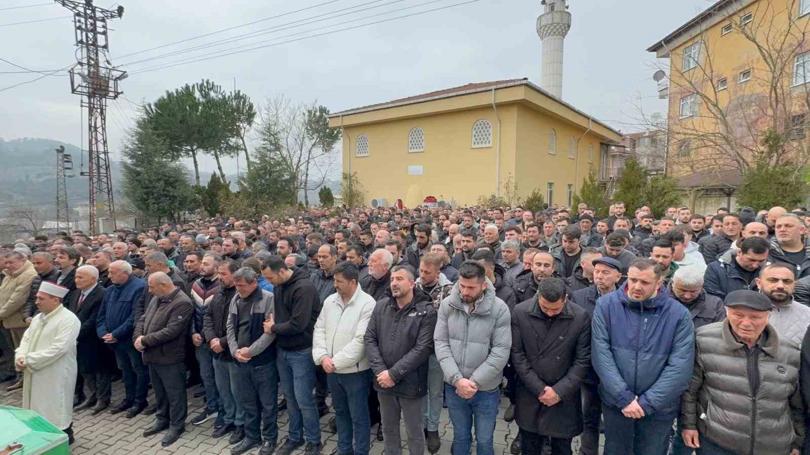 otomobilin tira ok gibi saplandigi kaza guvenlik kamerasinda 2 7RqmZLYe