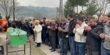 otomobilin-tira-ok-gibi-saplandigi-kaza-guvenlik-kamerasinda-83M4WNZj.jpg