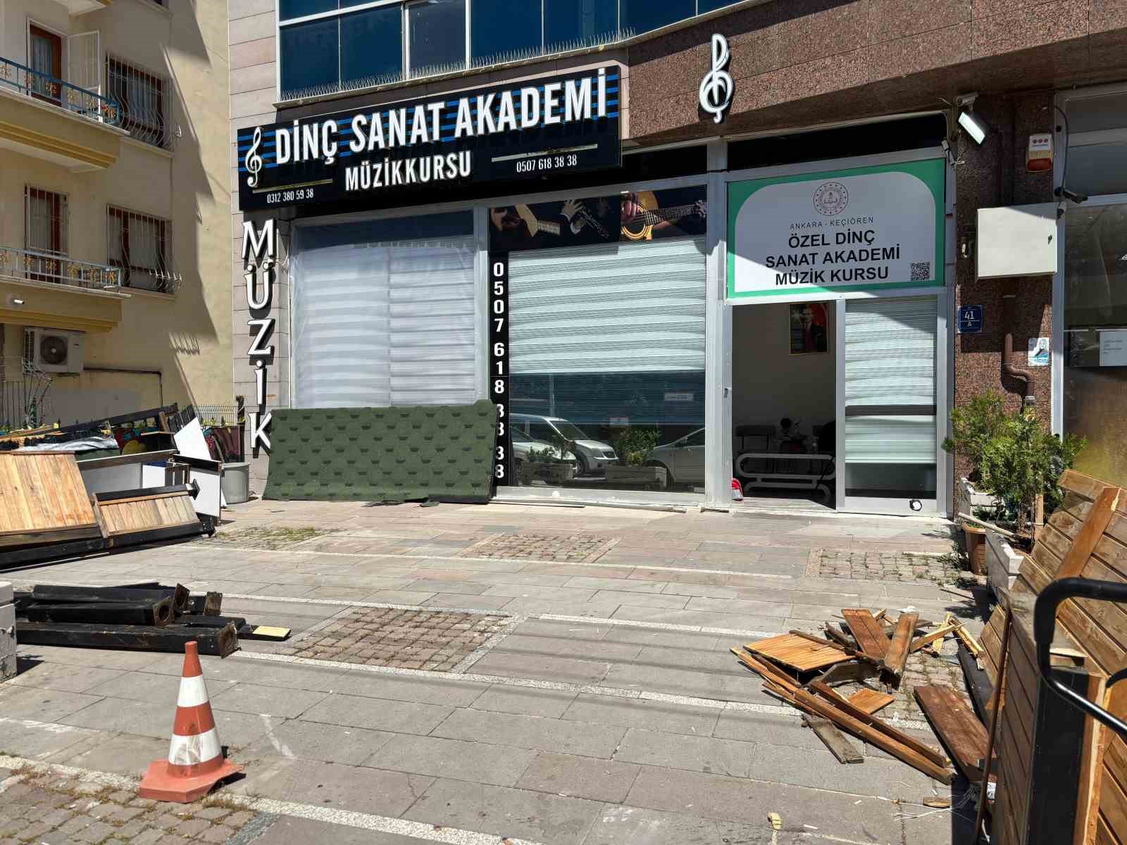 otomobilinin pedallarini karistiran surucu dukkana daldi icerdeki calisan ezilmekten son anda kurtuldu 1 KFb1aPEK
