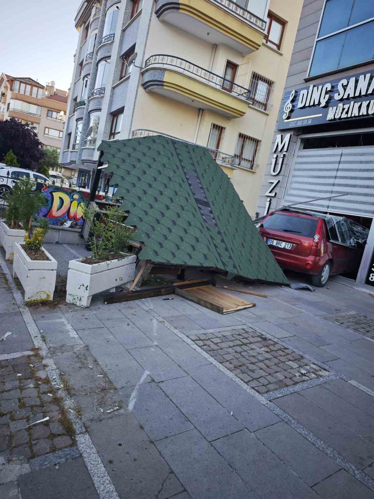 otomobilinin pedallarini karistiran surucu dukkana daldi icerdeki calisan ezilmekten son anda kurtuldu 4 cdXG4gn3